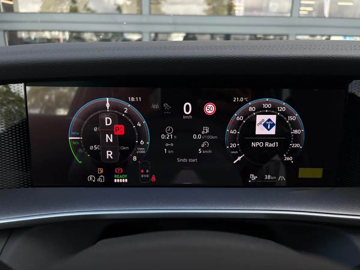 Life Edition | Trekhaak  | 'App-Connect' draadloze smartphone integratie | Automatische afstandsregeling (Adaptive Cruise Control) | Buitenspiegels elektrisch instel-, verwarm- en inklapbaar