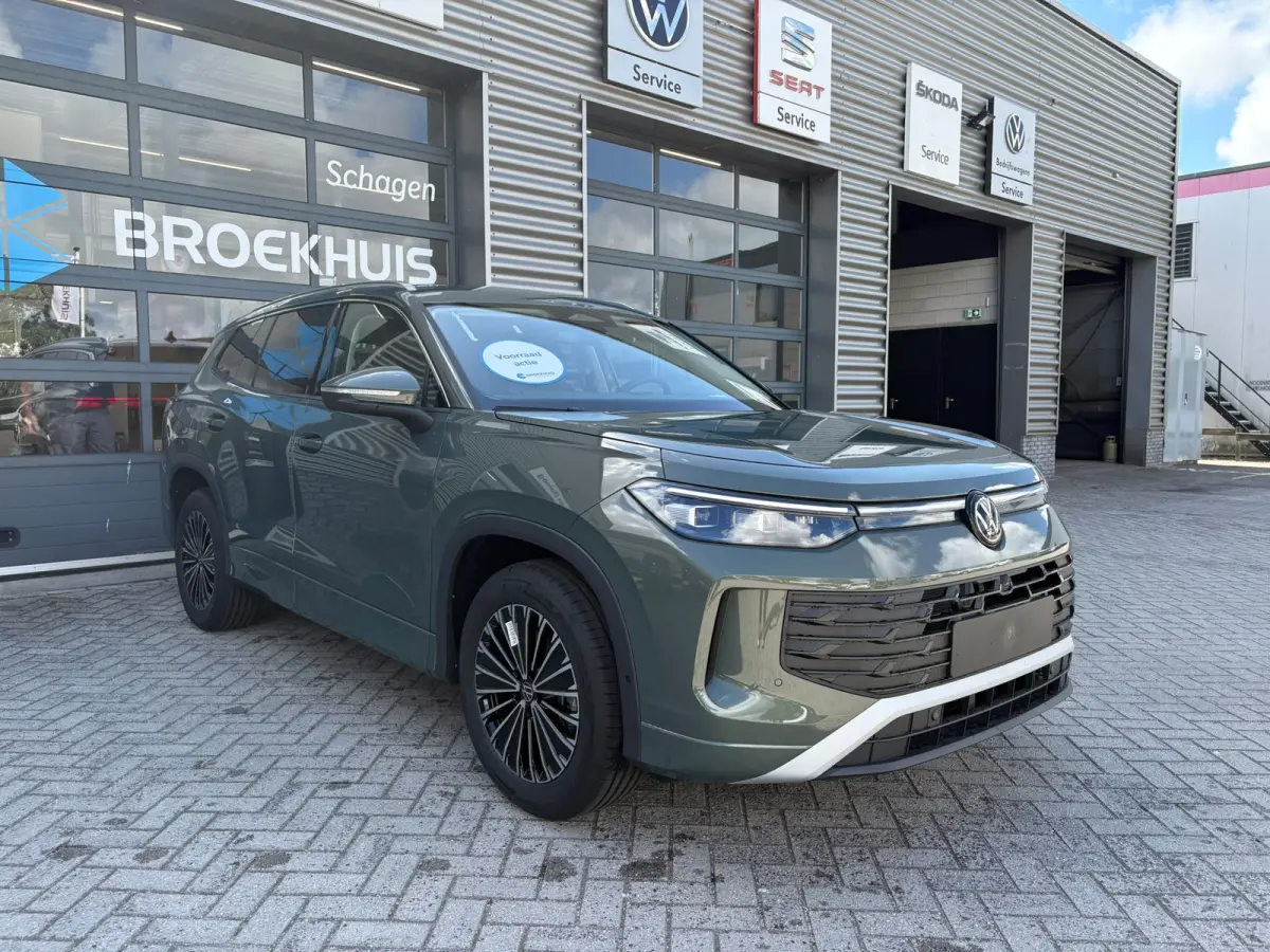 Life Edition | Trekhaak  | 'App-Connect' draadloze smartphone integratie | Automatische afstandsregeling (Adaptive Cruise Control) | Buitenspiegels elektrisch instel-, verwarm- en inklapbaar