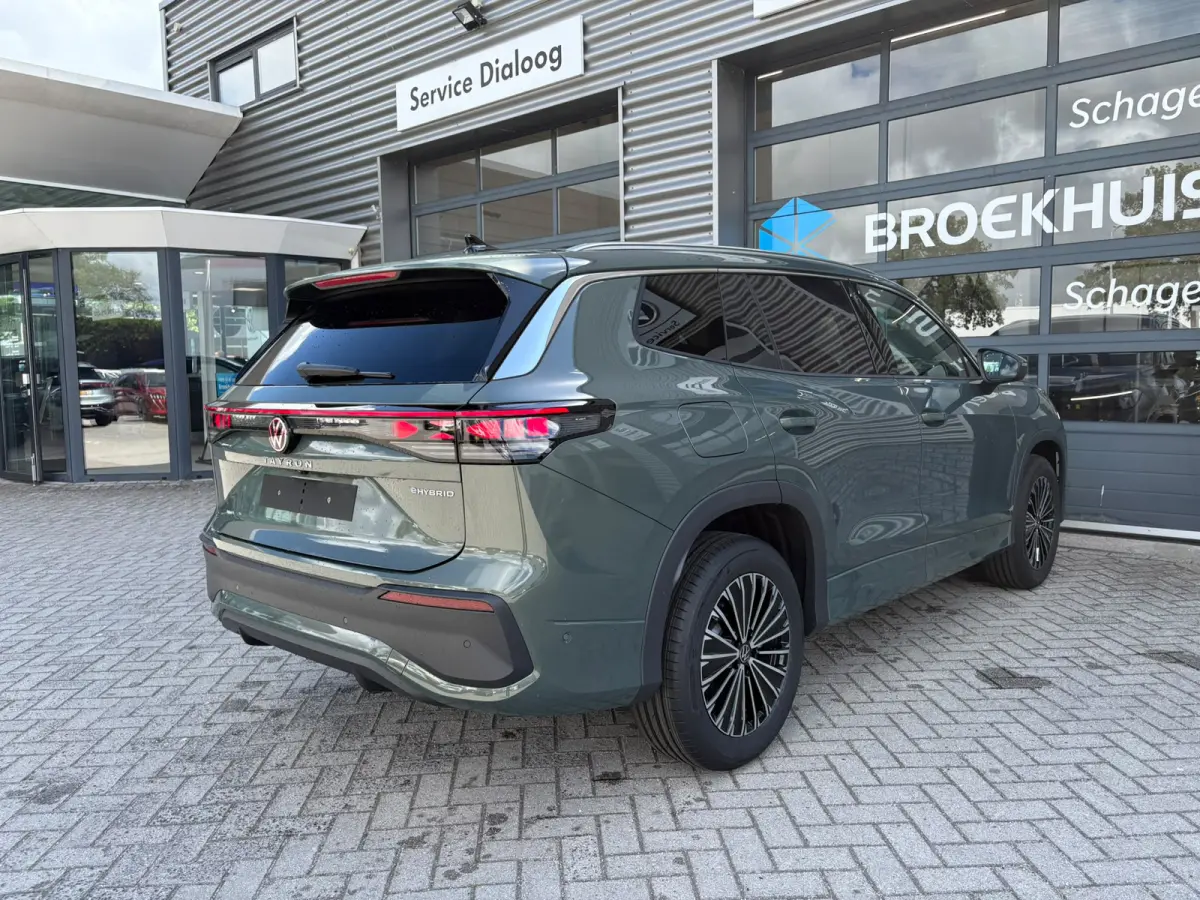 Life Edition | Trekhaak  | 'App-Connect' draadloze smartphone integratie | Automatische afstandsregeling (Adaptive Cruise Control) | Buitenspiegels elektrisch instel-, verwarm- en inklapbaar