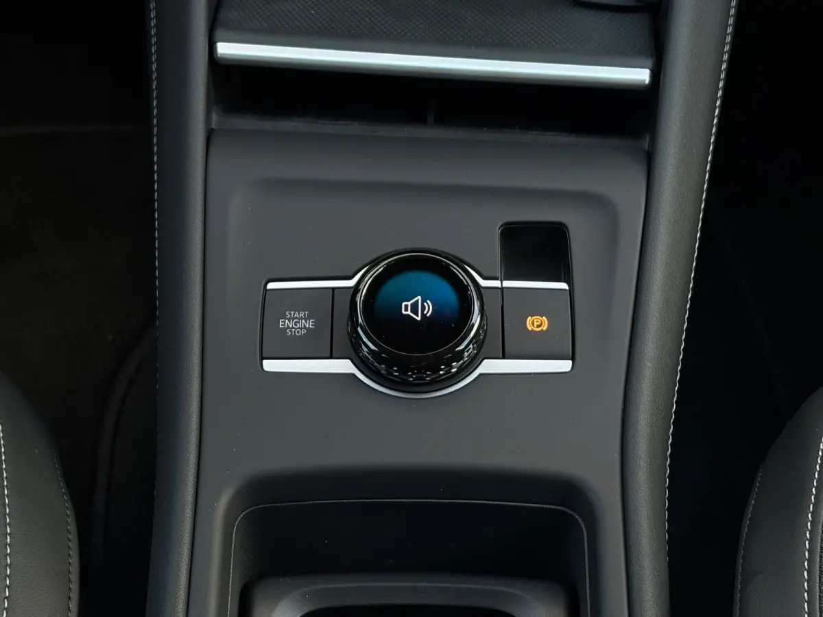 Life Edition | Trekhaak  | 'App-Connect' draadloze smartphone integratie | Automatische afstandsregeling (Adaptive Cruise Control) | Buitenspiegels elektrisch instel-, verwarm- en inklapbaar