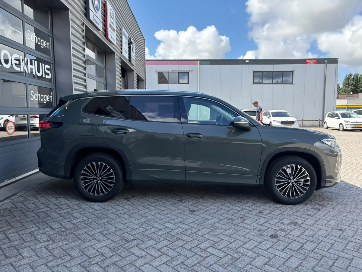 Life Edition | Trekhaak  | 'App-Connect' draadloze smartphone integratie | Automatische afstandsregeling (Adaptive Cruise Control) | Buitenspiegels elektrisch instel-, verwarm- en inklapbaar