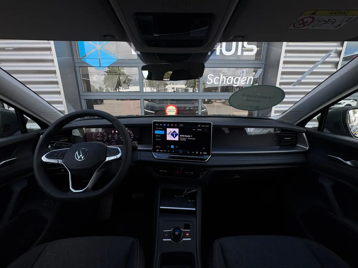 Life Edition | Trekhaak  | 'App-Connect' draadloze smartphone integratie | Automatische afstandsregeling (Adaptive Cruise Control) | Buitenspiegels elektrisch instel-, verwarm- en inklapbaar