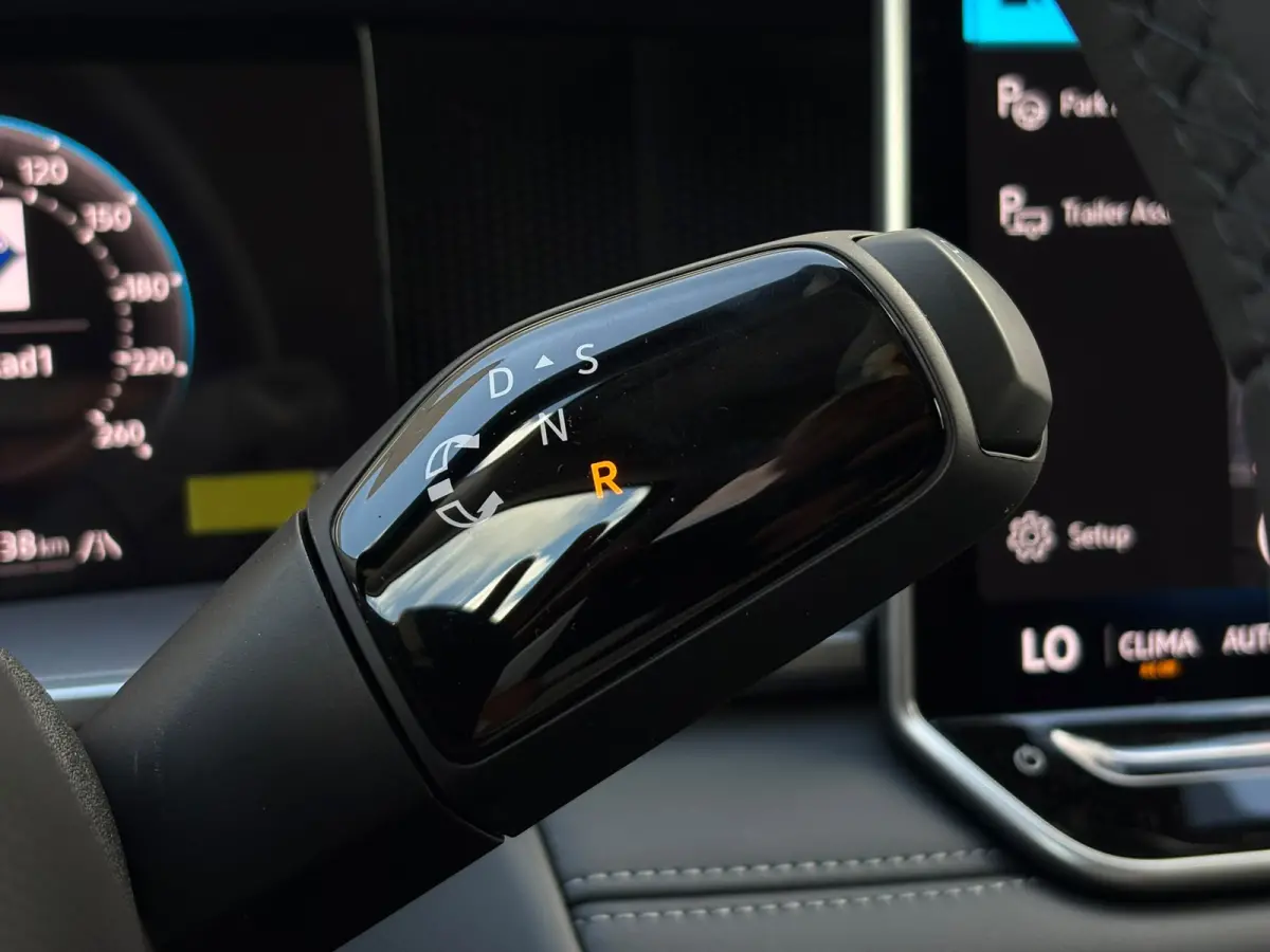 Life Edition | Trekhaak  | 'App-Connect' draadloze smartphone integratie | Automatische afstandsregeling (Adaptive Cruise Control) | Buitenspiegels elektrisch instel-, verwarm- en inklapbaar