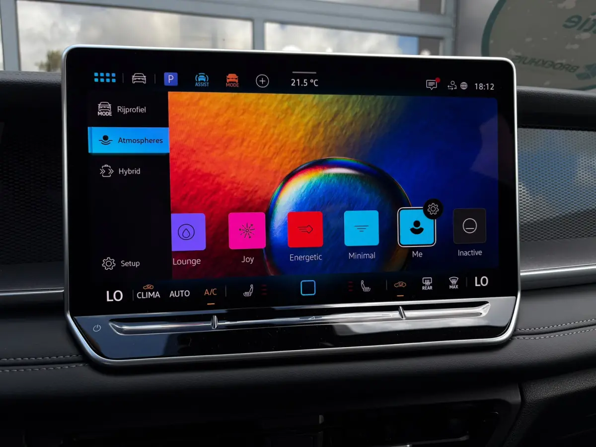 Life Edition | Trekhaak  | 'App-Connect' draadloze smartphone integratie | Automatische afstandsregeling (Adaptive Cruise Control) | Buitenspiegels elektrisch instel-, verwarm- en inklapbaar