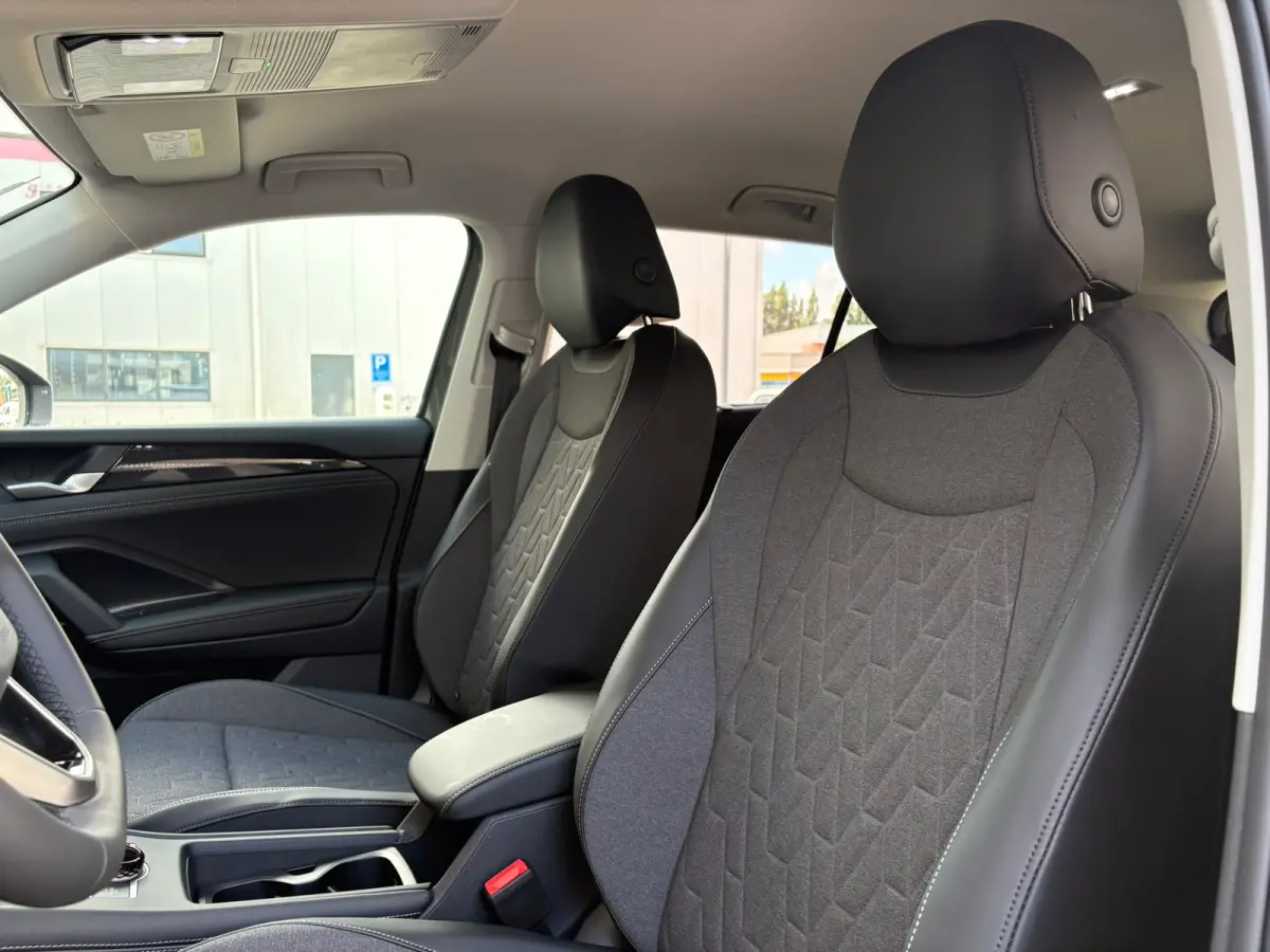 Life Edition | Trekhaak  | 'App-Connect' draadloze smartphone integratie | Automatische afstandsregeling (Adaptive Cruise Control) | Buitenspiegels elektrisch instel-, verwarm- en inklapbaar