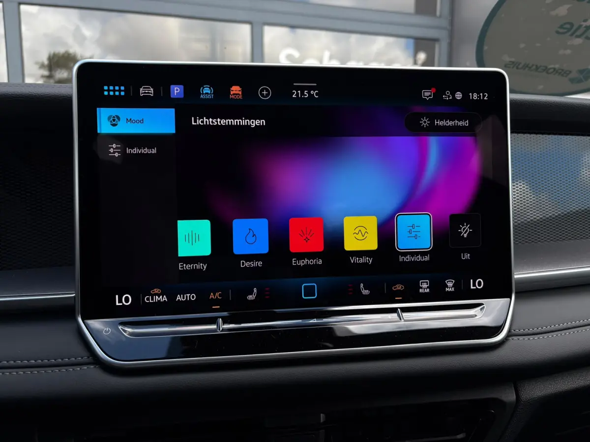 Life Edition | Trekhaak  | 'App-Connect' draadloze smartphone integratie | Automatische afstandsregeling (Adaptive Cruise Control) | Buitenspiegels elektrisch instel-, verwarm- en inklapbaar