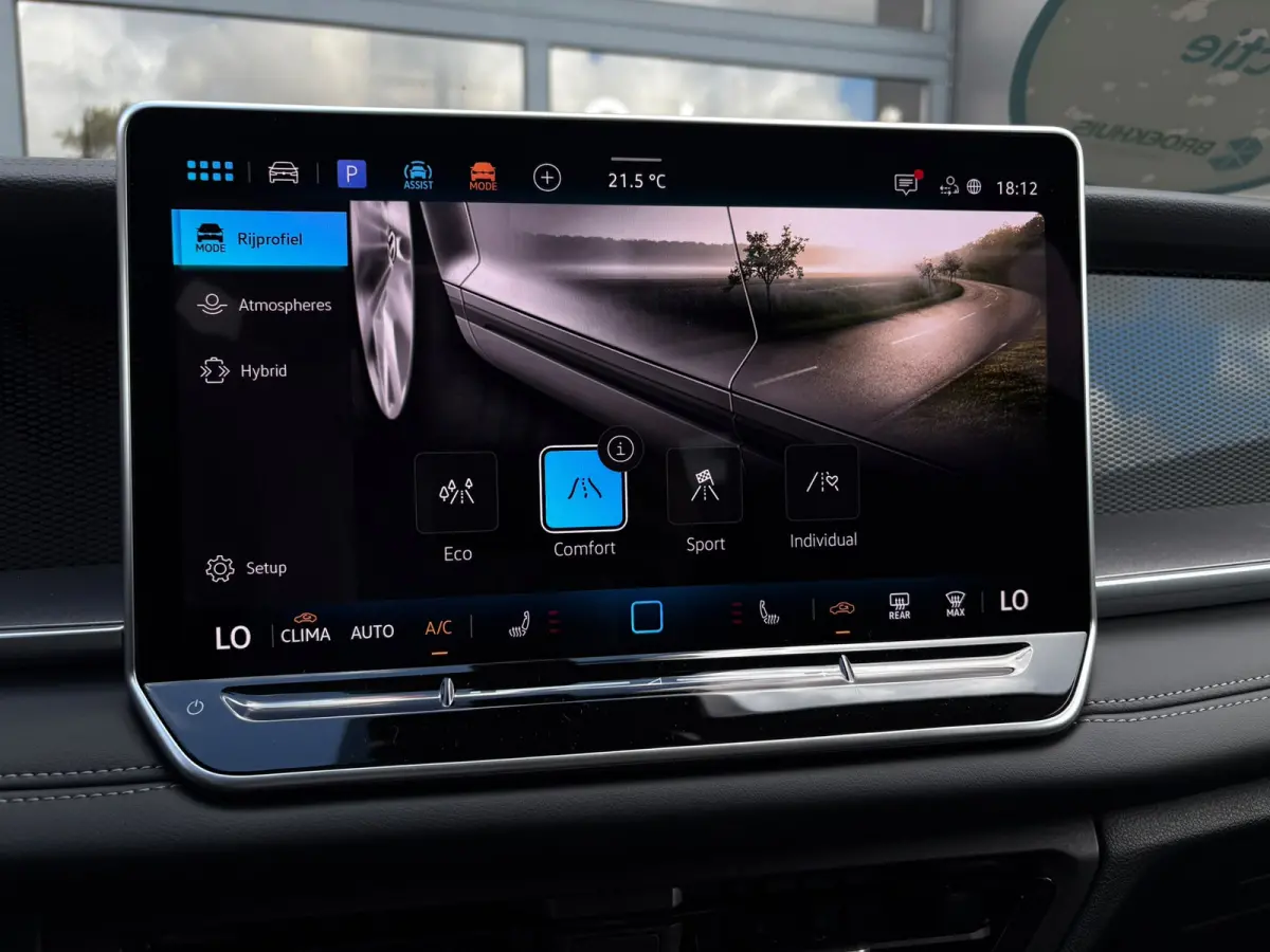Life Edition | Trekhaak  | 'App-Connect' draadloze smartphone integratie | Automatische afstandsregeling (Adaptive Cruise Control) | Buitenspiegels elektrisch instel-, verwarm- en inklapbaar