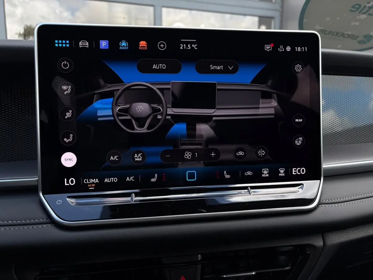 Life Edition | Trekhaak  | 'App-Connect' draadloze smartphone integratie | Automatische afstandsregeling (Adaptive Cruise Control) | Buitenspiegels elektrisch instel-, verwarm- en inklapbaar