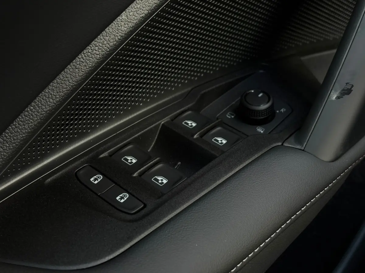 Life Edition | Trekhaak  | 'App-Connect' draadloze smartphone integratie | Automatische afstandsregeling (Adaptive Cruise Control) | Buitenspiegels elektrisch instel-, verwarm- en inklapbaar