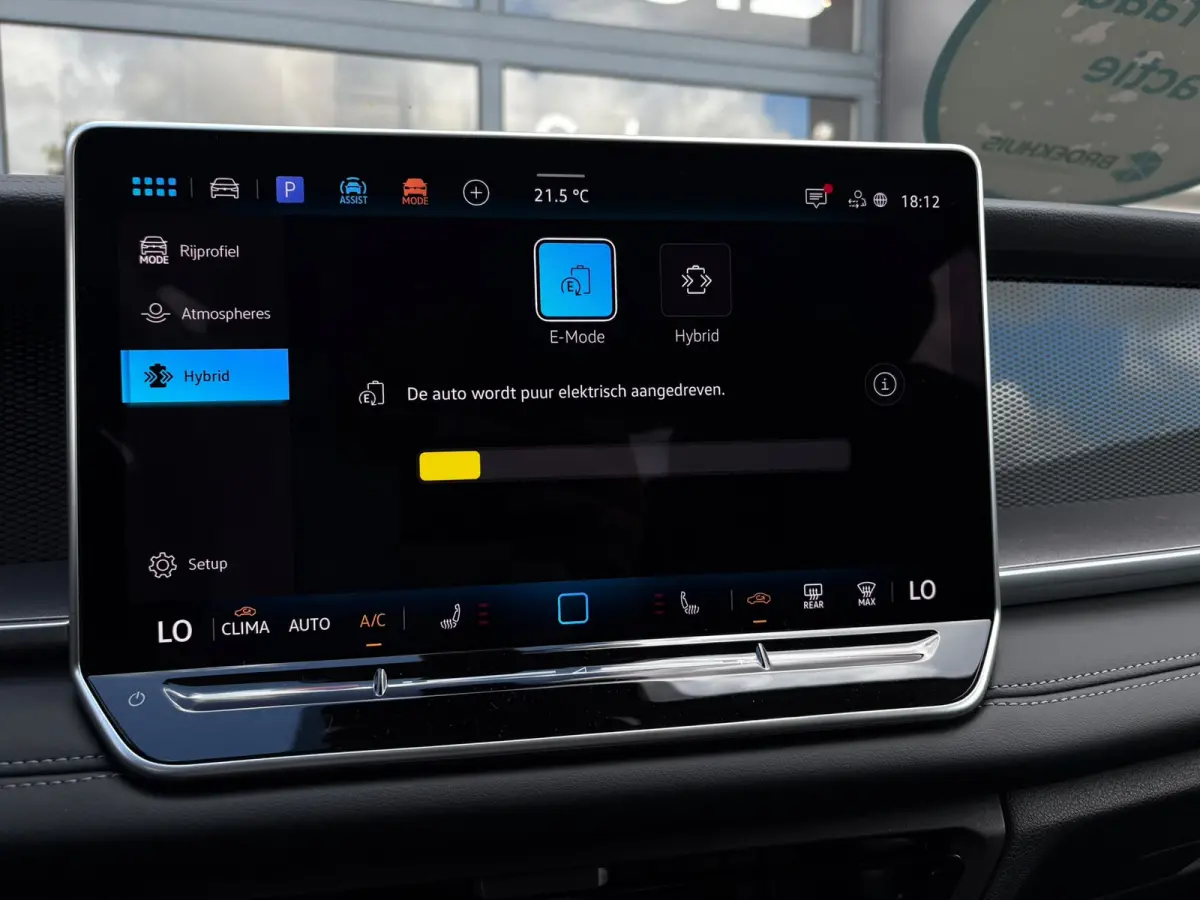 Life Edition | Trekhaak  | 'App-Connect' draadloze smartphone integratie | Automatische afstandsregeling (Adaptive Cruise Control) | Buitenspiegels elektrisch instel-, verwarm- en inklapbaar