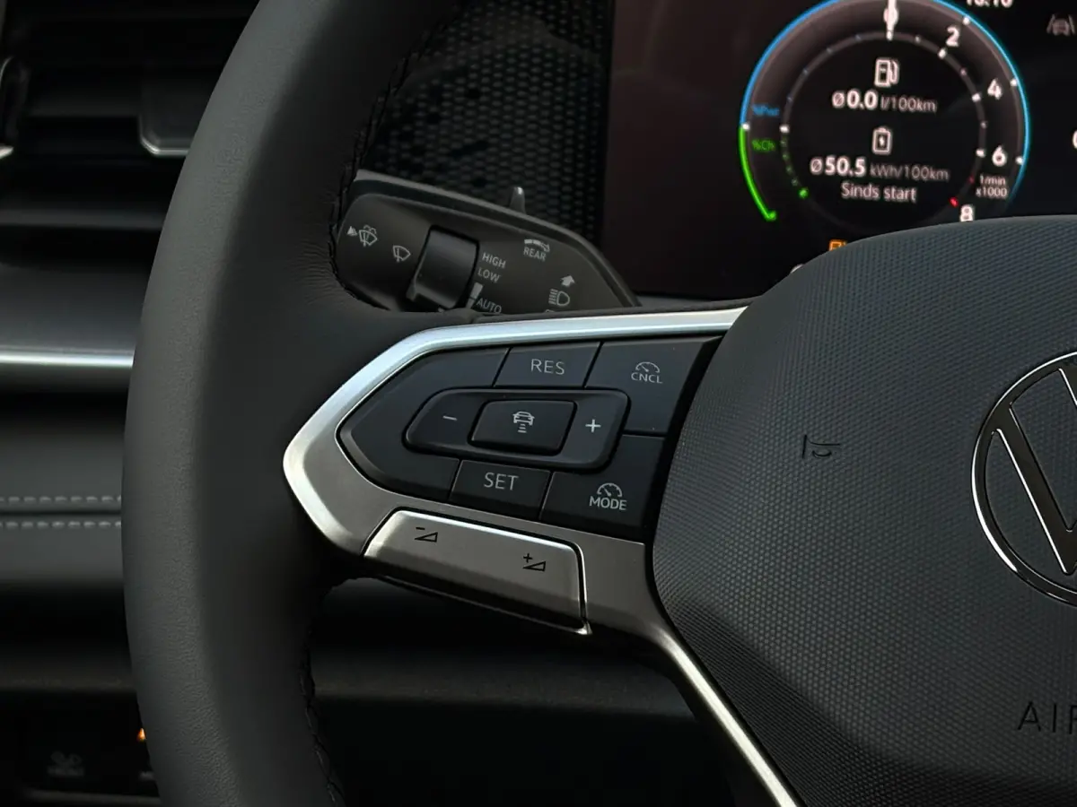 Life Edition | Trekhaak  | 'App-Connect' draadloze smartphone integratie | Automatische afstandsregeling (Adaptive Cruise Control) | Buitenspiegels elektrisch instel-, verwarm- en inklapbaar