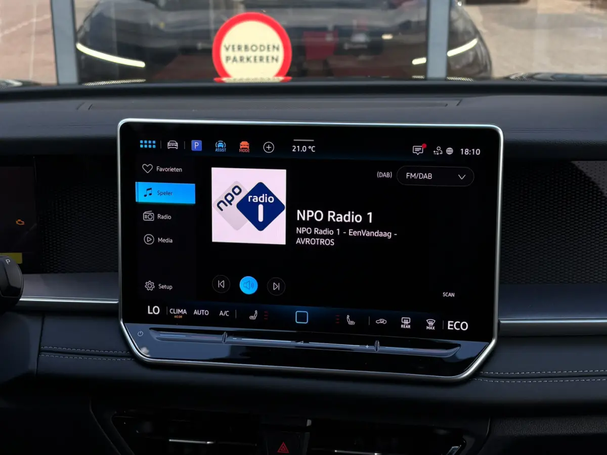Life Edition | Trekhaak  | 'App-Connect' draadloze smartphone integratie | Automatische afstandsregeling (Adaptive Cruise Control) | Buitenspiegels elektrisch instel-, verwarm- en inklapbaar