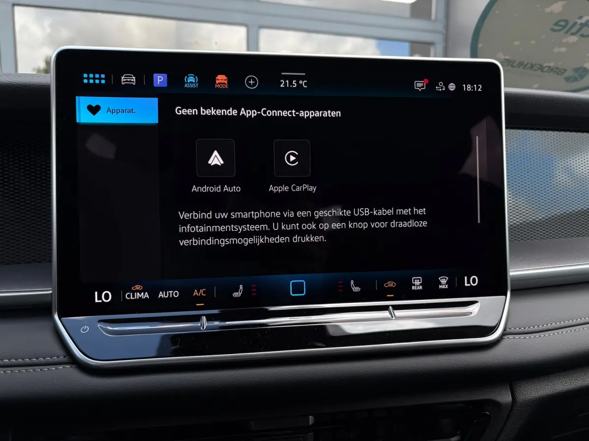 Life Edition | Trekhaak  | 'App-Connect' draadloze smartphone integratie | Automatische afstandsregeling (Adaptive Cruise Control) | Buitenspiegels elektrisch instel-, verwarm- en inklapbaar