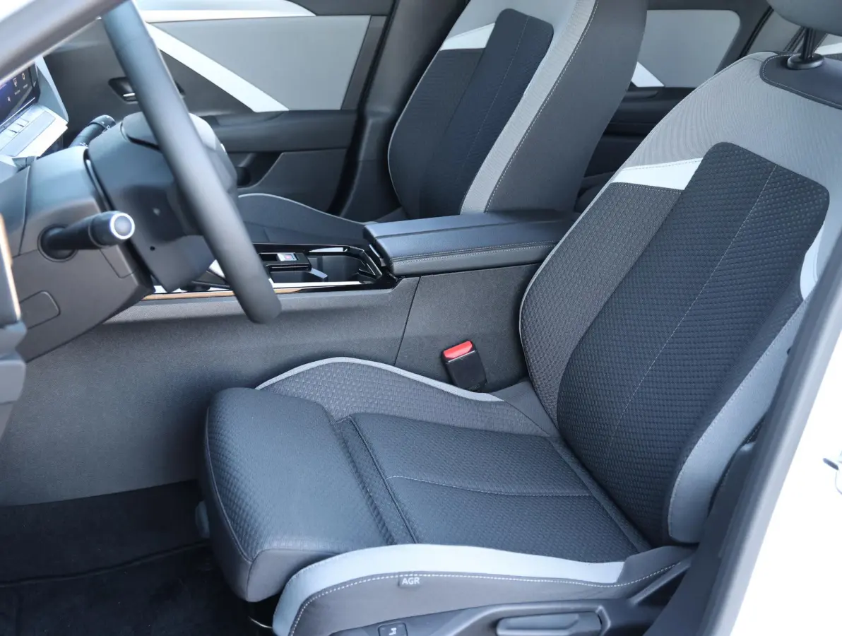 1.2 110pk Business Edition Navigatie | Camera | Lichtmetalen velgen | Comfort stoelen | Trekhaak | Private-lease 480 p/m