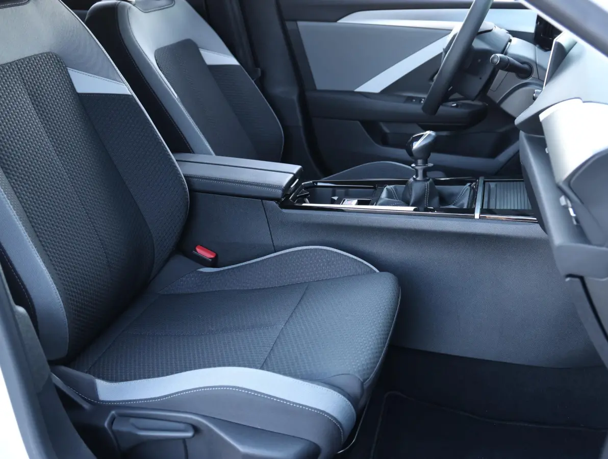 1.2 110pk Business Edition Navigatie | Camera | Lichtmetalen velgen | Comfort stoelen | Trekhaak | Private-lease 480 p/m