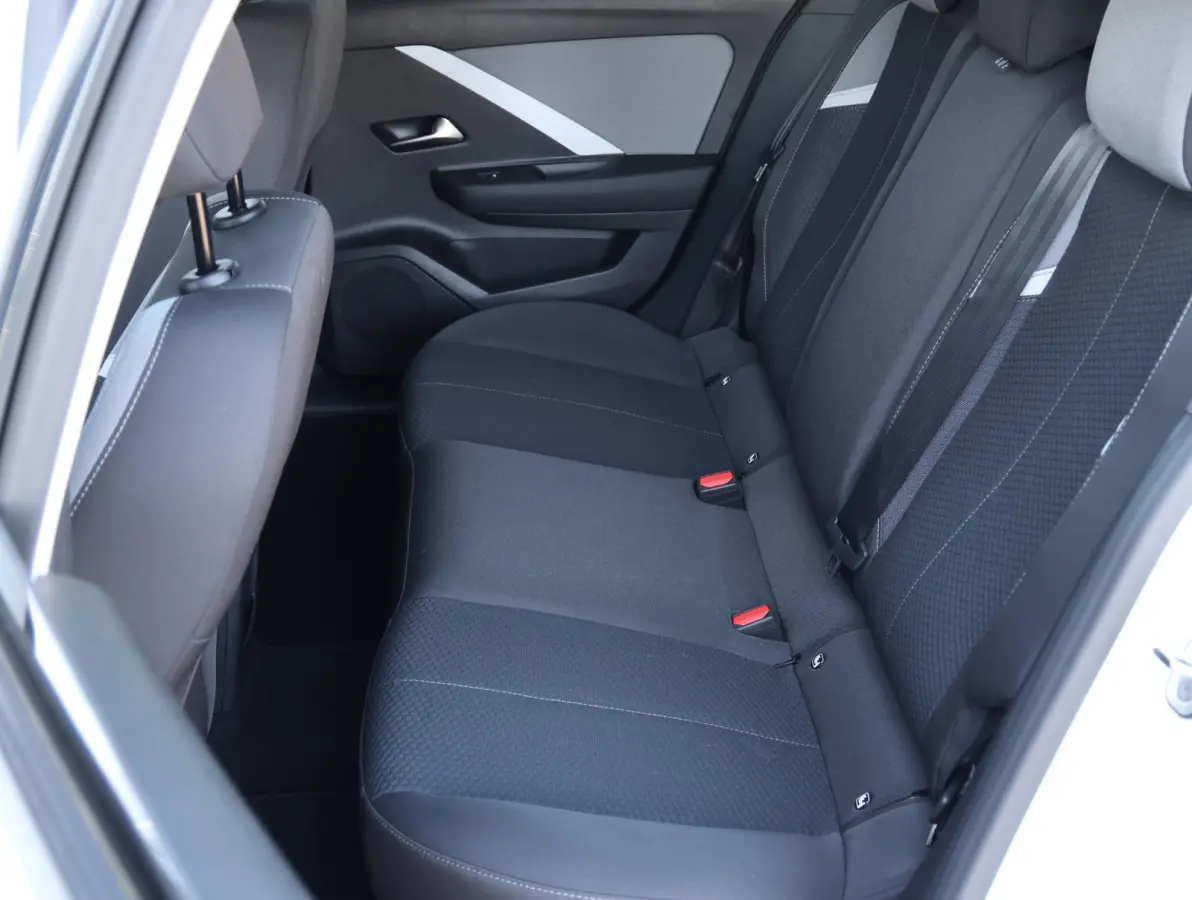 1.2 110pk Business Edition Navigatie | Camera | Lichtmetalen velgen | Comfort stoelen | Trekhaak | Private-lease 480 p/m