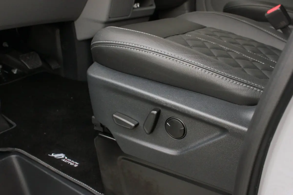 2.0 TDCI L2H1 170PK Limited DC / DUBBEL CABINE / JB- EDITION / DRIVER ASSISTANCE PACK / 5- ZITS /MY2024/CAMERA