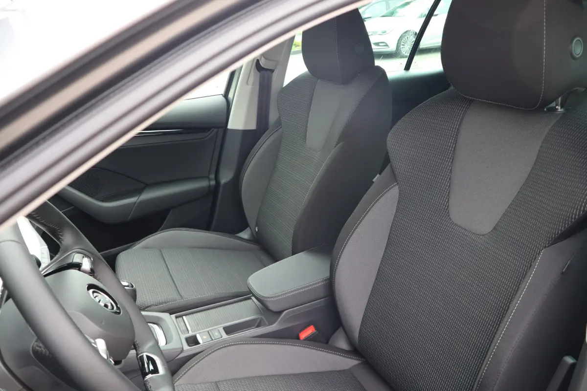 Business Edition | Achteruitrijcamera | Chromen grille | Cruise control met speedlimiter