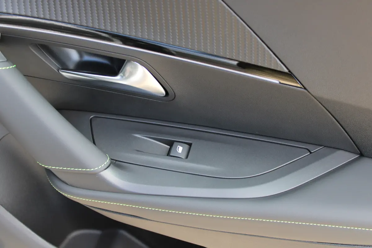 GT | Active Safety Brake met camera en radar (automatisch noodremsysteem) met Distance Alert (waarschuwing dreigende aanrijding) | Advanced Active Safety Brake met camera en radar | Climate 