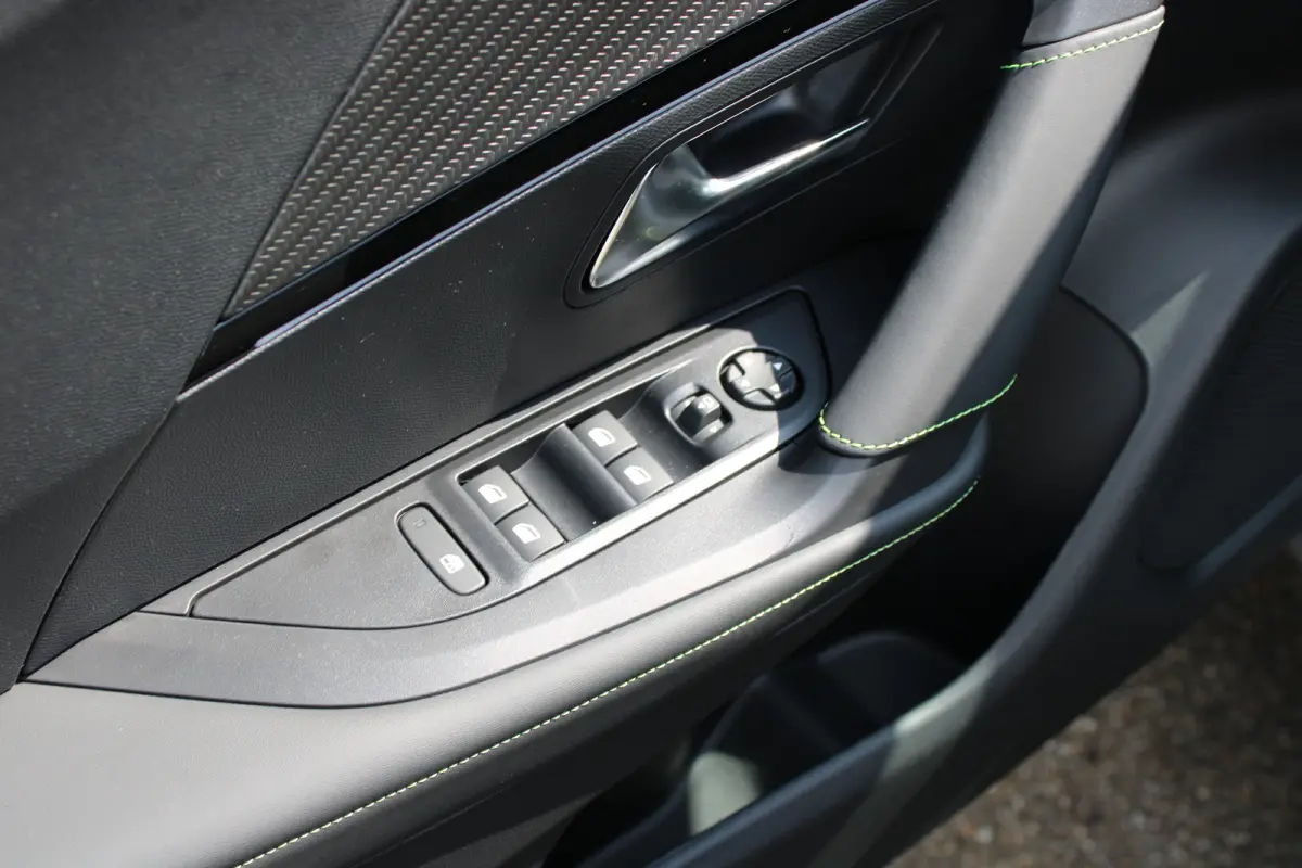 GT | Active Safety Brake met camera en radar (automatisch noodremsysteem) met Distance Alert (waarschuwing dreigende aanrijding) | Advanced Active Safety Brake met camera en radar | Climate 