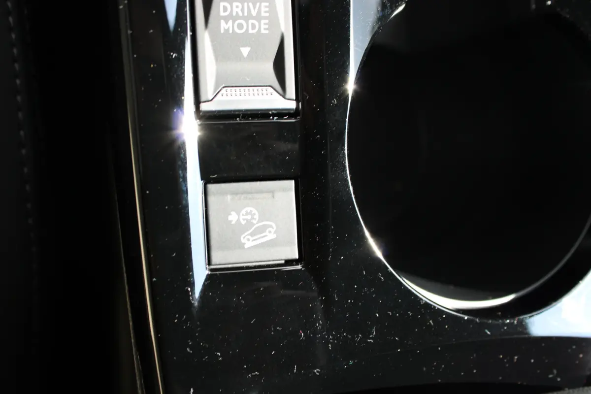 GT | Active Safety Brake met camera en radar (automatisch noodremsysteem) met Distance Alert (waarschuwing dreigende aanrijding) | Advanced Active Safety Brake met camera en radar | Climate 