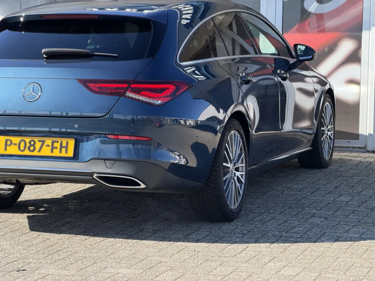 180 Business Solution Luxury Automaat / Leder / PDC v+a / Navigatie / Keyless / Led
