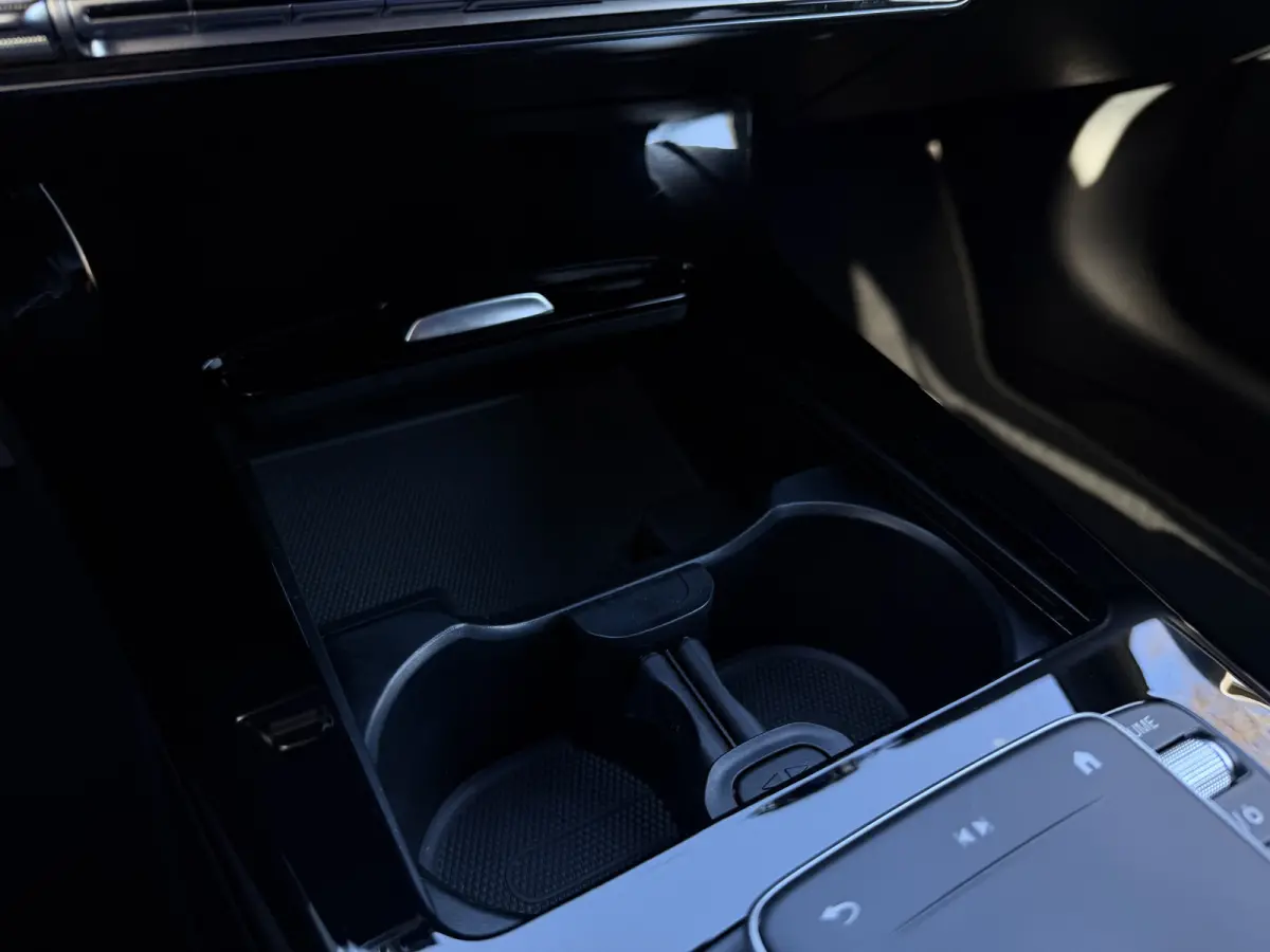 180 Business Solution Luxury Automaat / Leder / PDC v+a / Navigatie / Keyless / Led