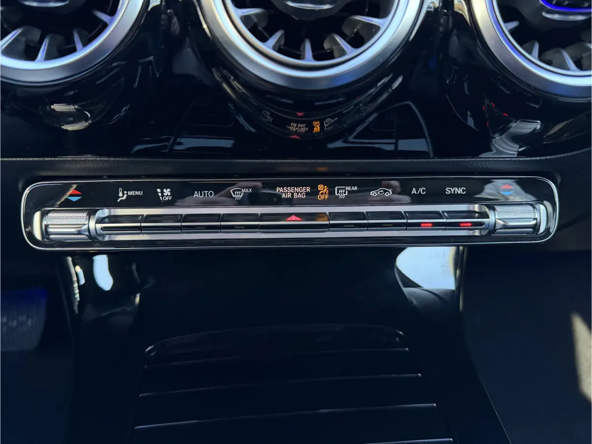 180 Business Solution Luxury Automaat / Leder / PDC v+a / Navigatie / Keyless / Led