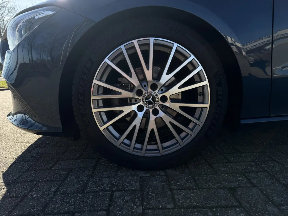 180 Business Solution Luxury Automaat / Leder / PDC v+a / Navigatie / Keyless / Led