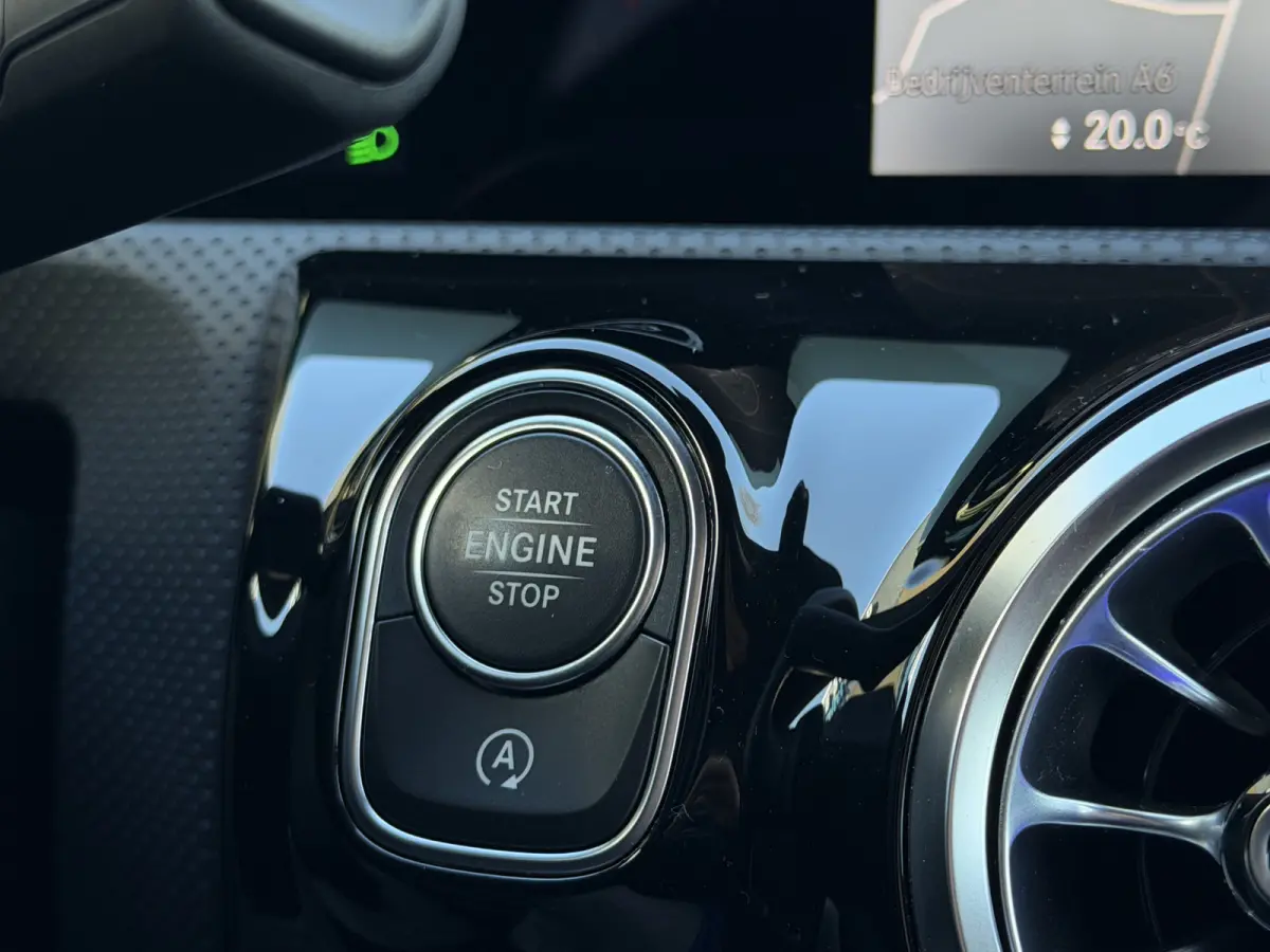 180 Business Solution Luxury Automaat / Leder / PDC v+a / Navigatie / Keyless / Led