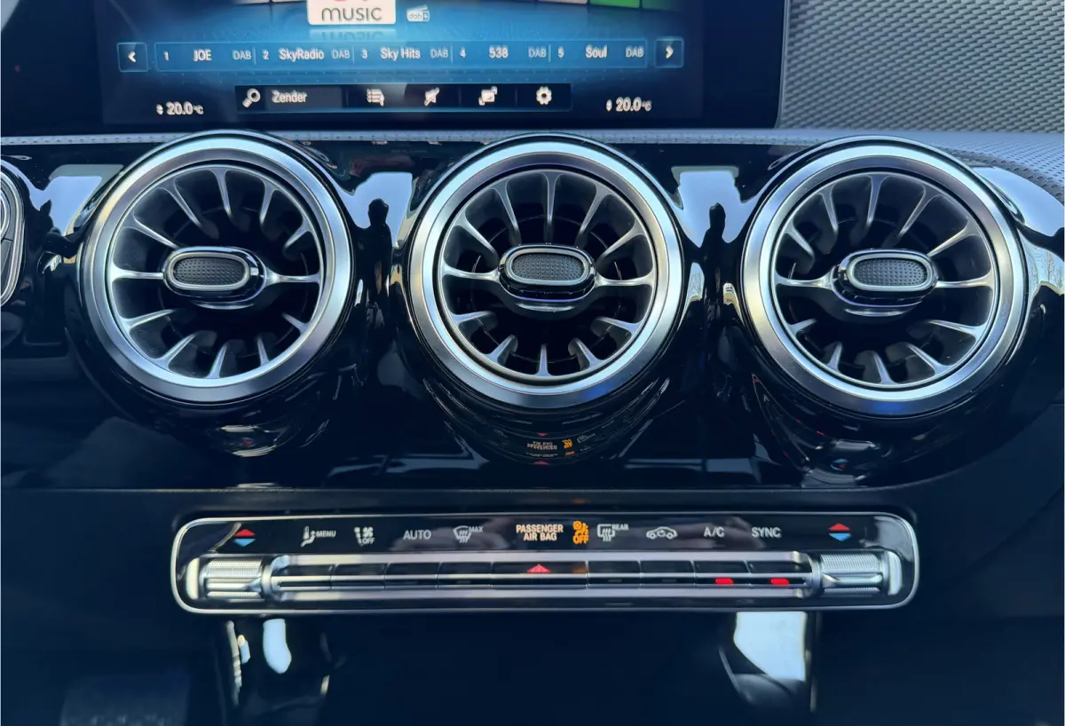 180 Business Solution Luxury Automaat / Leder / PDC v+a / Navigatie / Keyless / Led