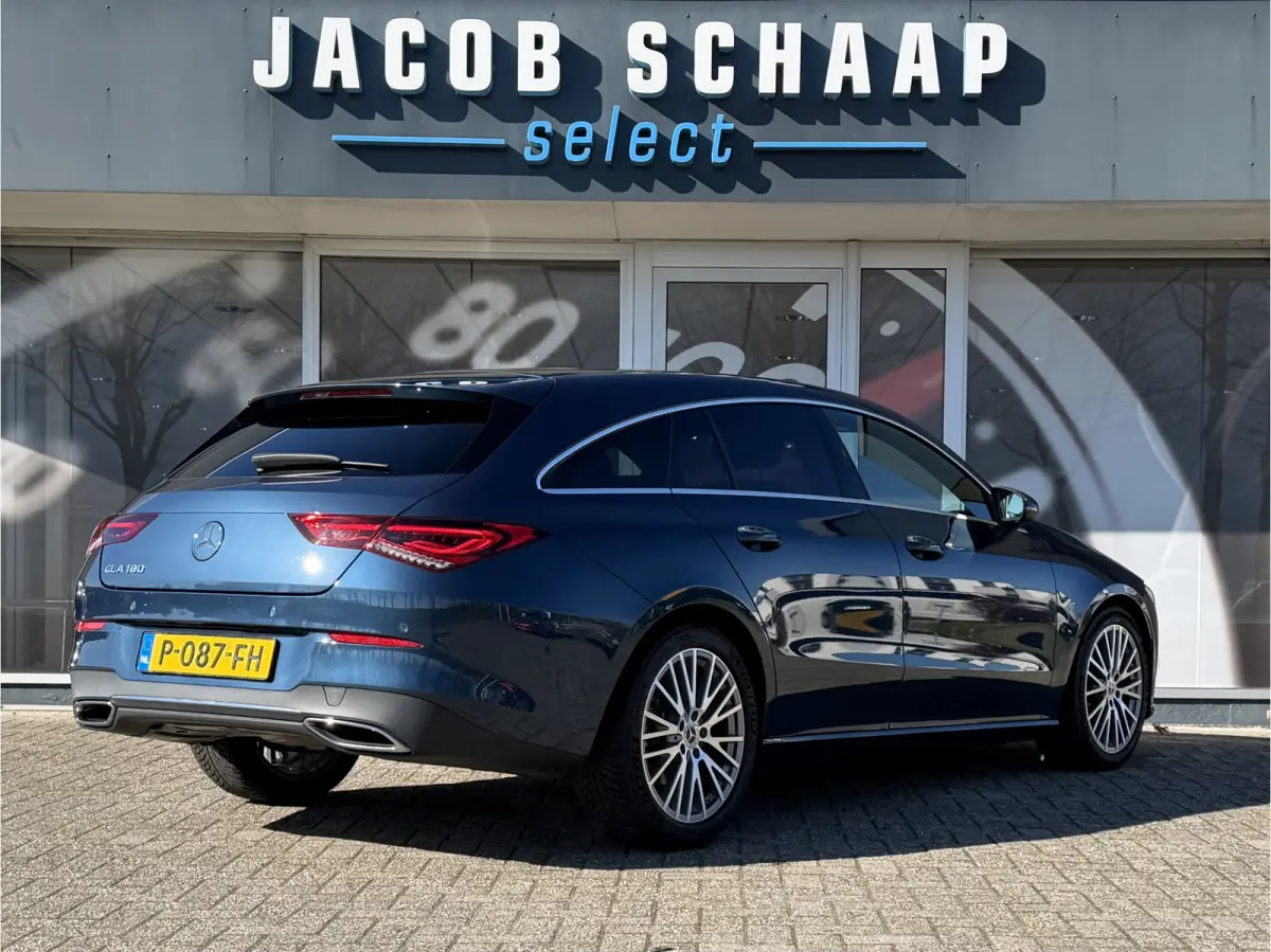 180 Business Solution Luxury Automaat / Leder / PDC v+a / Navigatie / Keyless / Led