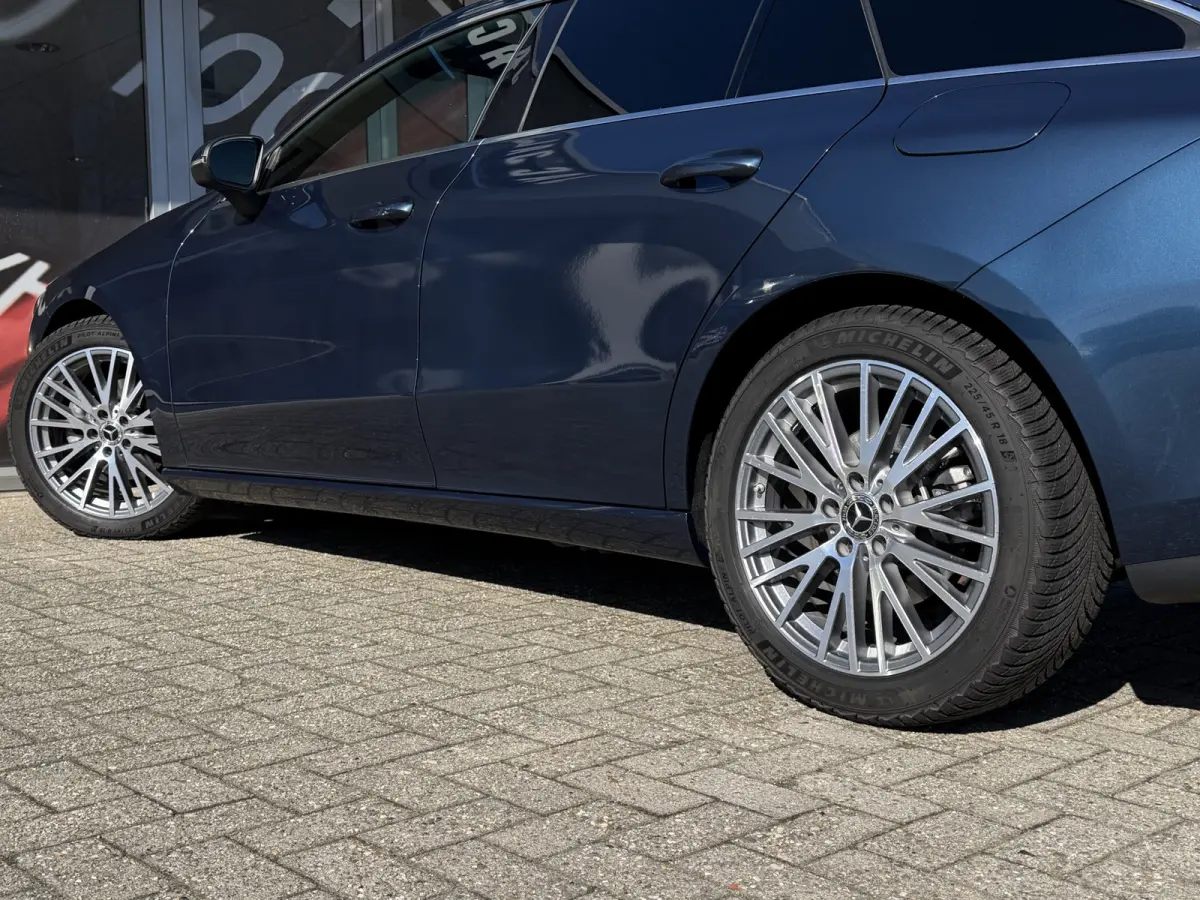 180 Business Solution Luxury Automaat / Leder / PDC v+a / Navigatie / Keyless / Led