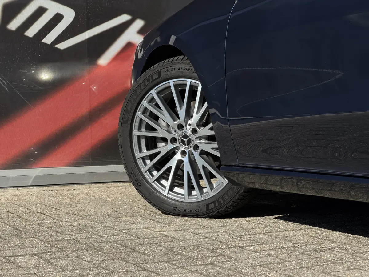 180 Business Solution Luxury Automaat / Leder / PDC v+a / Navigatie / Keyless / Led