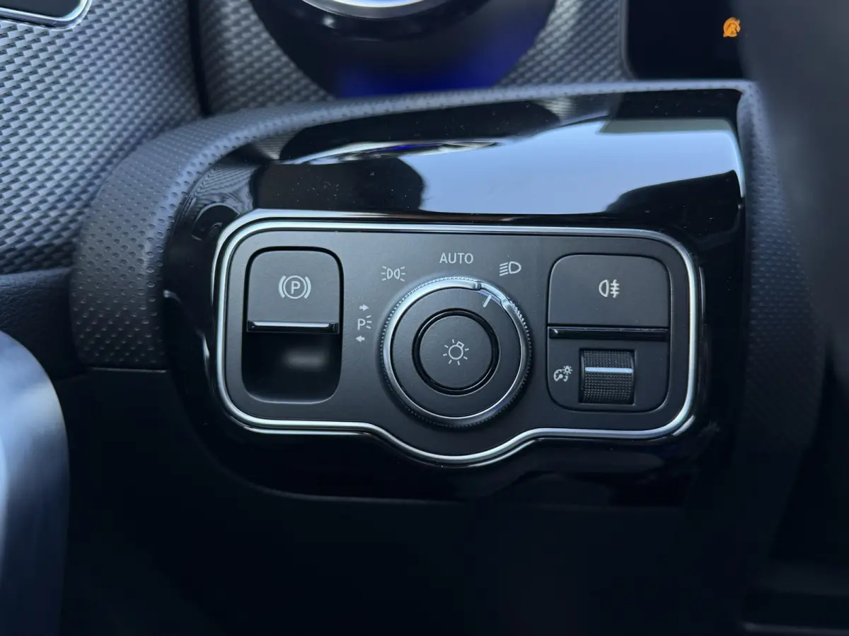 180 Business Solution Luxury Automaat / Leder / PDC v+a / Navigatie / Keyless / Led