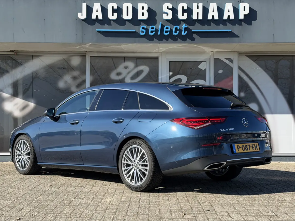 180 Business Solution Luxury Automaat / Leder / PDC v+a / Navigatie / Keyless / Led
