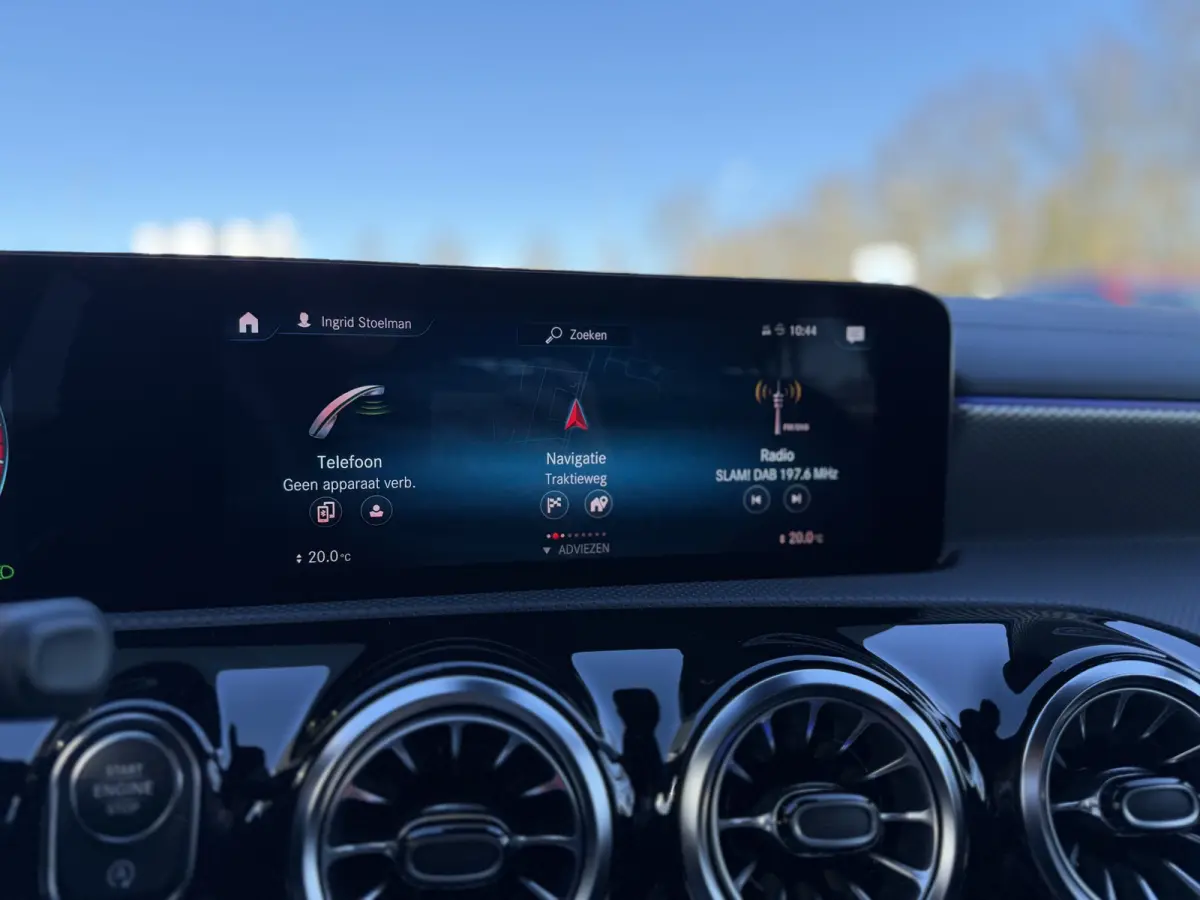 180 Business Solution Luxury Automaat / Leder / PDC v+a / Navigatie / Keyless / Led