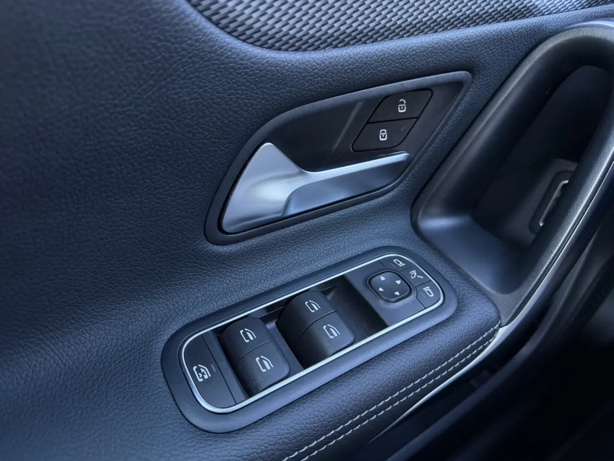 180 Business Solution Luxury Automaat / Leder / PDC v+a / Navigatie / Keyless / Led