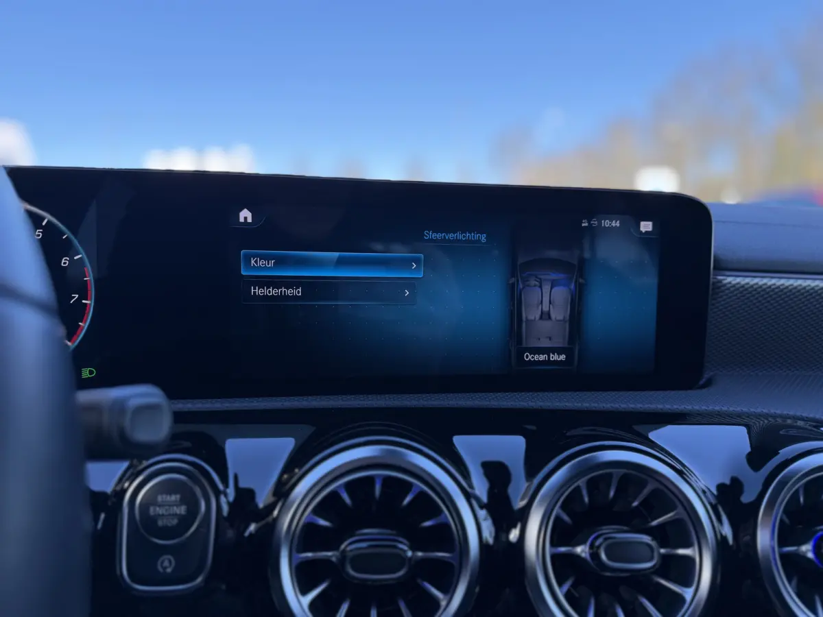 180 Business Solution Luxury Automaat / Leder / PDC v+a / Navigatie / Keyless / Led