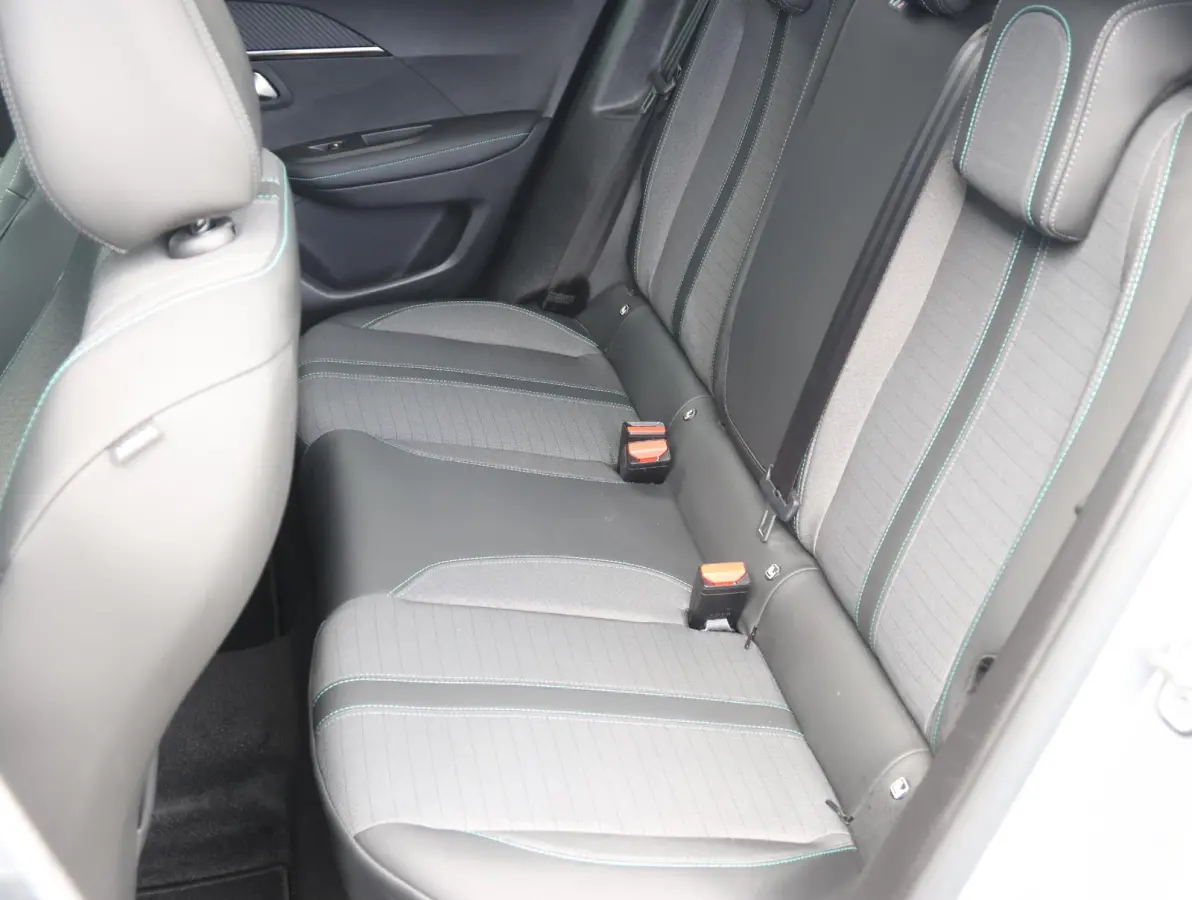 130pk Allure Automaat | Parkeersensoren | LED lampen | Navigatie | Climate | 1ste eigenaar