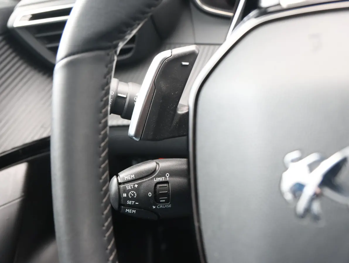 130pk Allure Automaat | Parkeersensoren | LED lampen | Navigatie | Climate | 1ste eigenaar