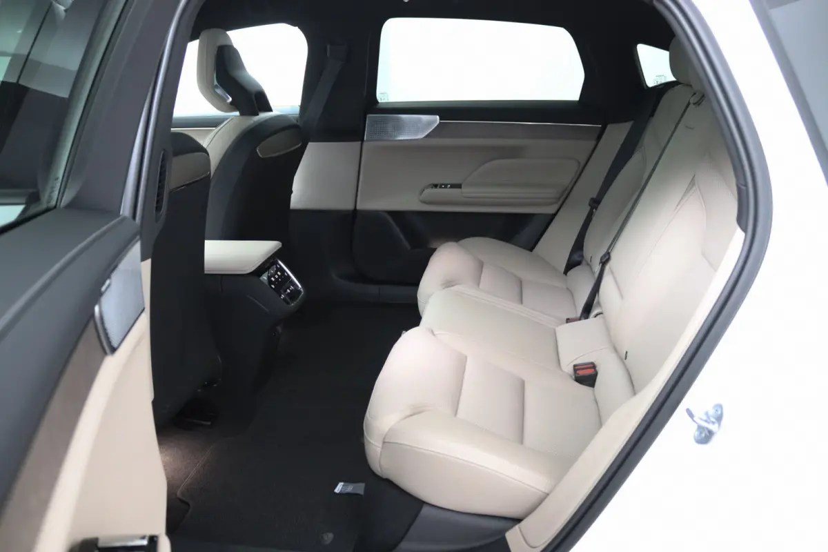 Single Motor Extended Range Ultra 92 kWh | Bowers & Wilkins audiosysteem | Cruise control adaptief met Stop&Go en stuurhulp | Dodehoekdetectie met correctie