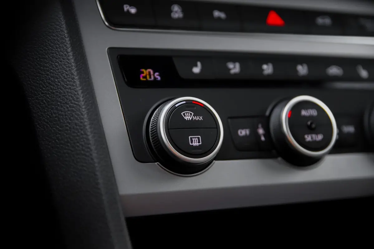 FR Business Intense | Achteruitrijcamera | Airconditioning automatisch met 2-zone-temperatuurregeling | Centrale vergr. met afstandsbediening en Keyless Entry&Go