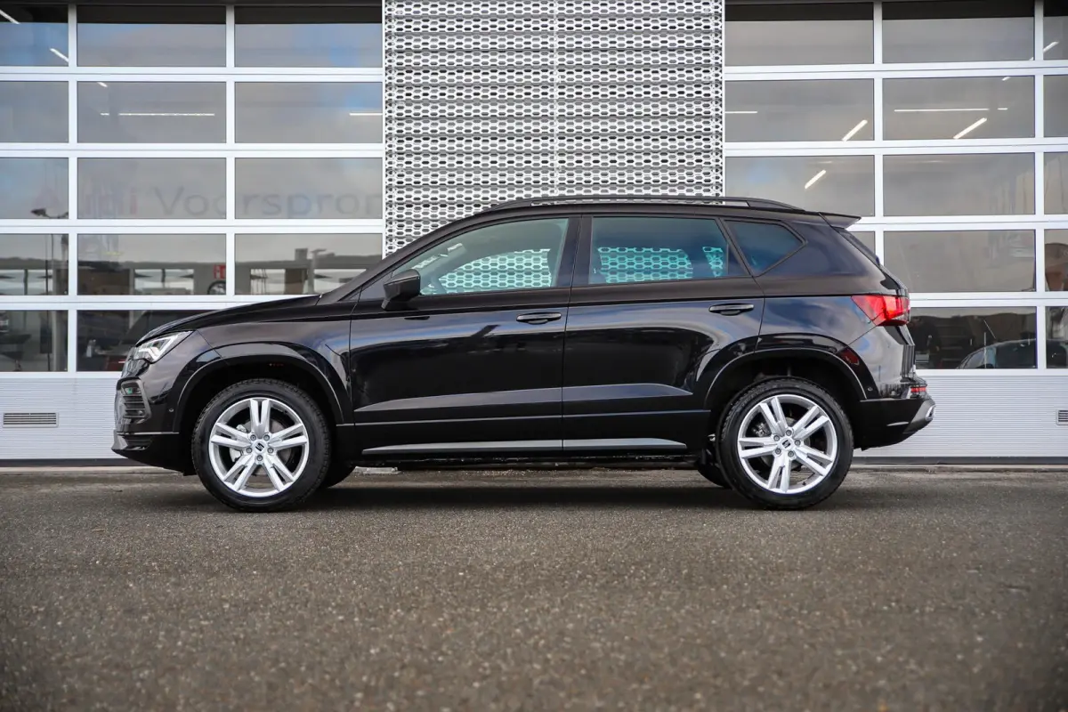 FR Business Intense | Achteruitrijcamera | Airconditioning automatisch met 2-zone-temperatuurregeling | Centrale vergr. met afstandsbediening en Keyless Entry&Go