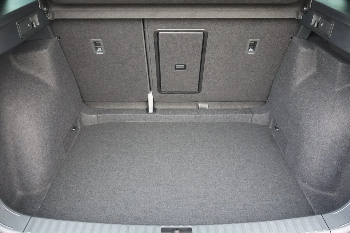 FR Business Intense | Achteruitrijcamera | Airconditioning automatisch met 2-zone-temperatuurregeling | Centrale vergr. met afstandsbediening en Keyless Entry&Go