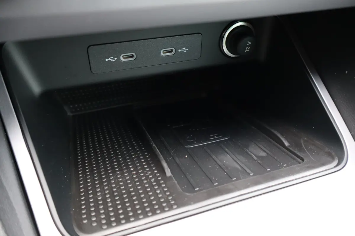 FR Business Intense | Achteruitrijcamera | Airconditioning automatisch met 2-zone-temperatuurregeling | Centrale vergr. met afstandsbediening en Keyless Entry&Go