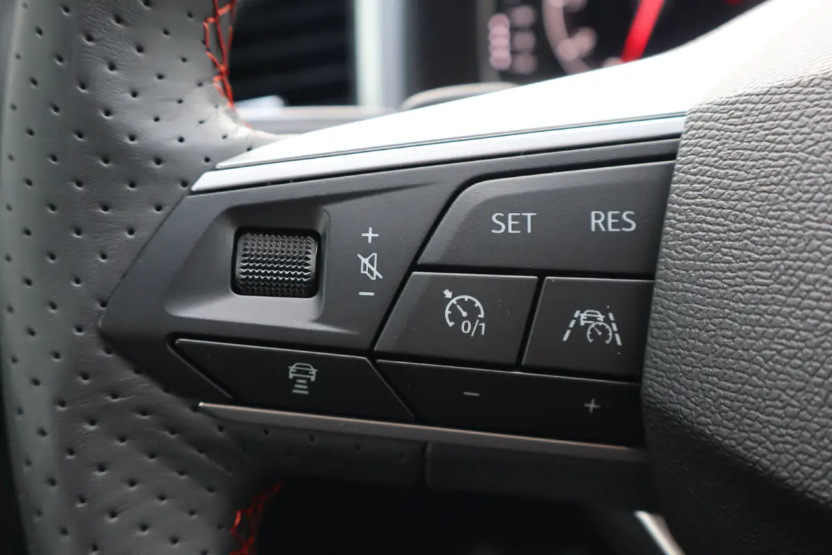 FR Business Intense | Achteruitrijcamera | Airconditioning automatisch met 2-zone-temperatuurregeling | Centrale vergr. met afstandsbediening en Keyless Entry&Go