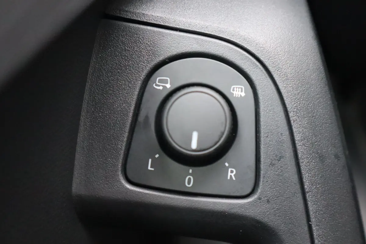 FR Business Intense | Achteruitrijcamera | Airconditioning automatisch met 2-zone-temperatuurregeling | Centrale vergr. met afstandsbediening en Keyless Entry&Go