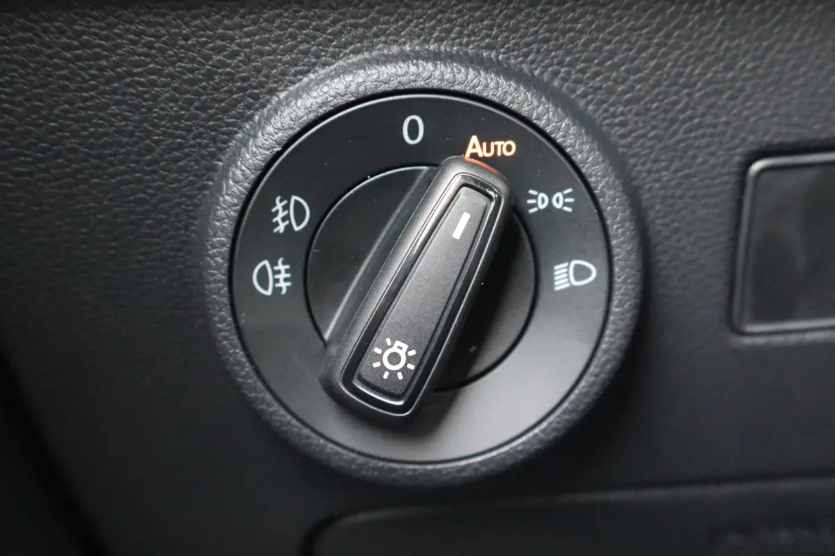 FR Business Intense | Achteruitrijcamera | Airconditioning automatisch met 2-zone-temperatuurregeling | Centrale vergr. met afstandsbediening en Keyless Entry&Go