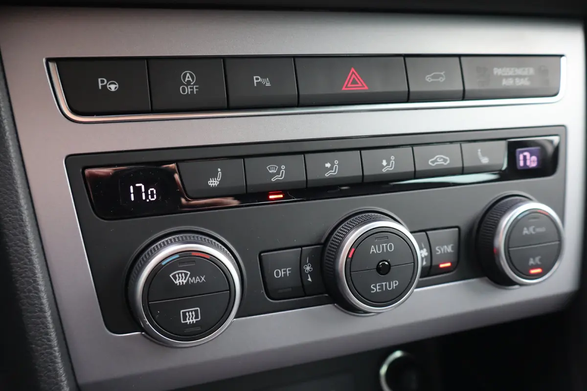 FR Business Intense | Achteruitrijcamera | Airconditioning automatisch met 2-zone-temperatuurregeling | Centrale vergr. met afstandsbediening en Keyless Entry&Go